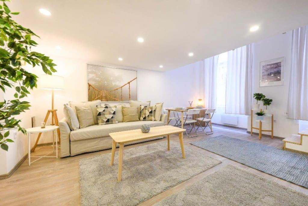 2 Bedroom Flat In Nyar Str., Boutique บูดาเปสต์ ภายนอก รูปภาพ