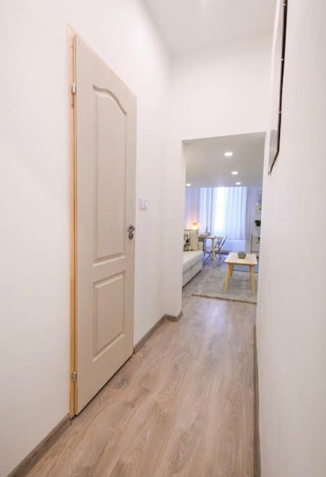 2 Bedroom Flat In Nyar Str., Boutique บูดาเปสต์ ภายนอก รูปภาพ